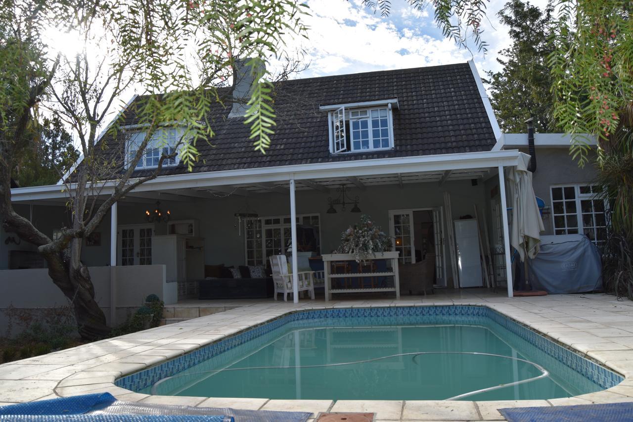 Almond Cottage Bed & Breakfast Somerset West Exterior foto